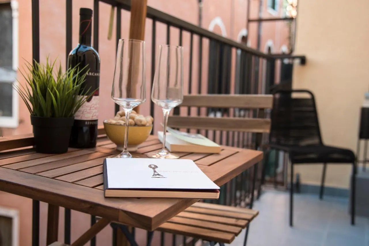 Hinc Domus - Venezia Historical City Center Guest house Venice
